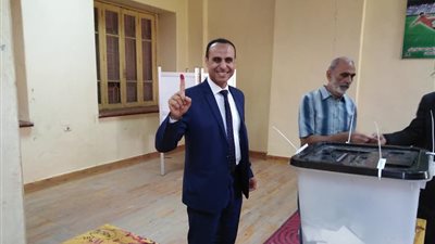 وكيل وزارة الصحة فى سوهاج يدلي بصوته في تعديلات الدستور