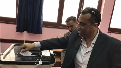 بصور| سكرتير عام محافظة بورسعيد يُصوت بنعم في الاستفتاء 