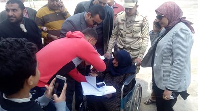 مستشار ينتقل إلي مسنة بالحامول طلبت الإدلاء بصوتها في الاستفتاء  