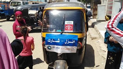 صور|«التوكتوك» وسيلة نقل الناخبين بالفيوم للإدلاء بأصواتهم في الاستفتاء