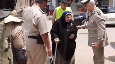 فيديو| قوات الشرطة تساعد كبار السن في الوصول إلى لجان الاستفتاء