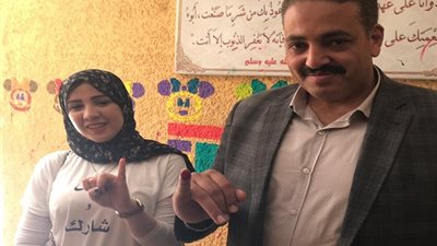 نائب الجيزة يلتقط صور تذكارية من أمام لجان الاستفتاء 