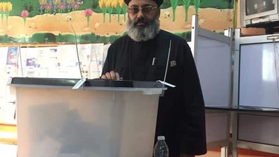 في أحد السعف مطران بورسعيد وكهنة الأرثوذكس يدلون بأصواتهم في الاستفتاء