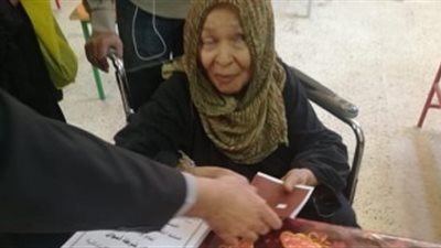 صور|سيدة كفيفة تدلي بصوتها في التعديلات الدستورية 