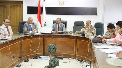 محافظ سوهاج يطمئن على فتح جميع اللجان في موعدها