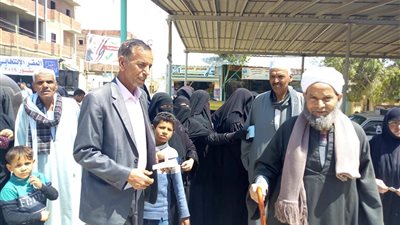صور|إقبال كثيف من أهالي مركز طامية للإدلاء بأصواتهم في الاستفتاء