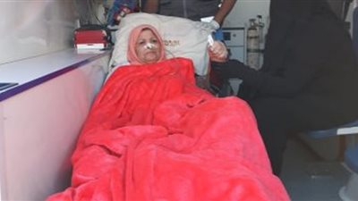 من داخل سيارة الإسعاف..سيدة مسنة تدلي بصوتها في العاشر من رمضان