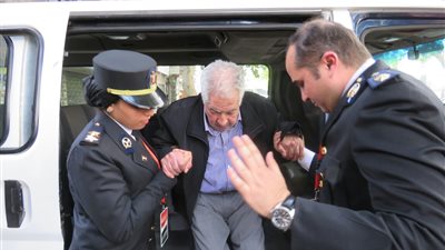 قوات الشرطة تساعد كبار السن في نقلهم من منازلهم إلى لجان الاستفتاء