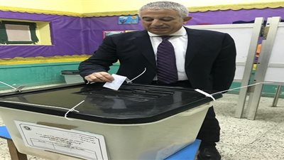 رئيس خارجية النواب يدلي بصوته على التعديلات الدستورية بالدقي