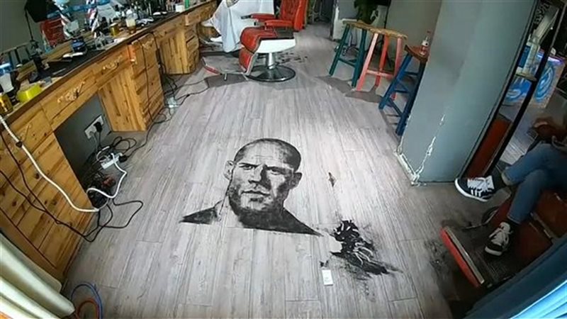 حلاق يرسم صور 