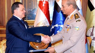 وزير الداخلية يهنئ القائد العام بالذكرى الـ 37 لتحرير سيناء