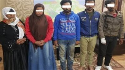 أم وأبنائها يلقوا سيدة من شرفة منزلها بالإسكندرية