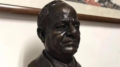 النحات الصيني الشهير «باي يي» يصمم تمثالاً للرئيس السيسي  