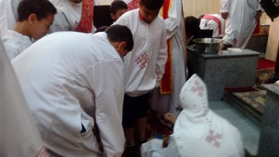 صور| غسل أرجل المصلين أحد أبرز طقوس خميس العهد