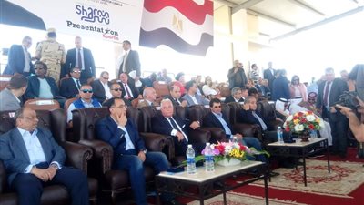 رئيس الوزراء يفتتح أول مضمار لسباقات الهجن