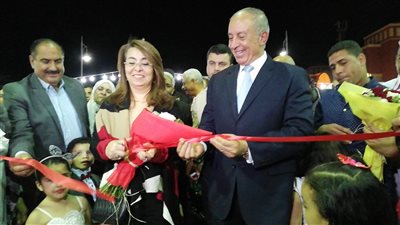 صور| غادة والى تفتتح معرض ديارنا بالغردقة