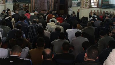 توافد أهالي الإسكندرية لأداء صلاة الجمعة 26 إبريل 