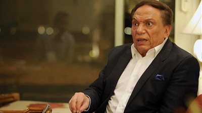 مقربون من «عادل إمام» يكشفون حقيقة مرضه
