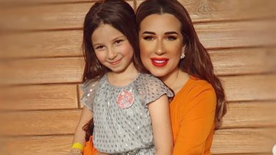 أسما شريف منير تحتفل بعيد ميلاد ابنتها والنشطاء: محترمة
