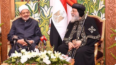 صور| مراسم استقبال البابا تواضروس الثاني لشيخ الأزهر والمفتى