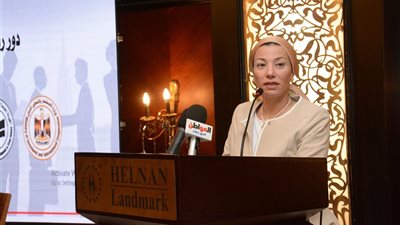 وزيرة البيئة: العمل على توعية الشباب من أهم أولويات الوزارة 