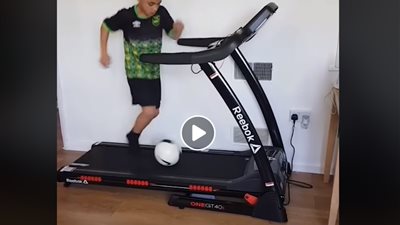 صبي يشعل مواقع التواصل بالمهارات الكروية.. ايه الحلاوة دي  