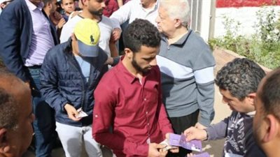 مرتضى منصور يتابع توزيع تذاكر مباراة الزمالك والنجم لليوم الثاني