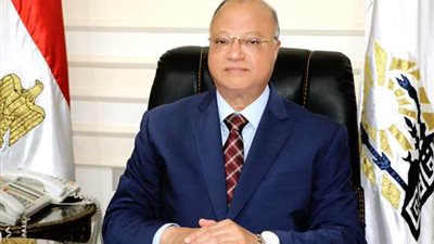 محافظ القاهرة يحتفل بعيد القيامة من داخل الكنيسة الإنجيلية