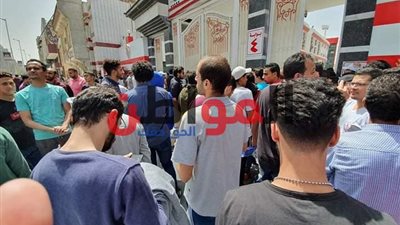 صورة| المئات يتجمهرون في «حب الزمالك» للحصول على التذاكر