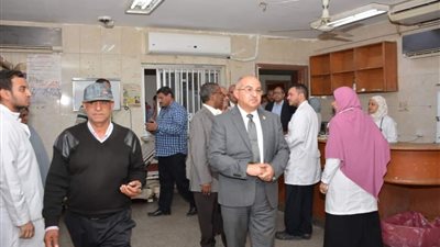 صور| جولة تفقدية لـ رئيس جامعة أسيوط داخل وحدات الطوارئ والحوادث