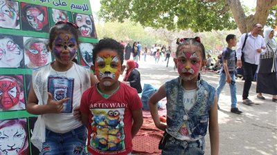 فيديو| «بالفرشاة والألوان» رسم وجوه أطفال إسكندرية في شم النسيم