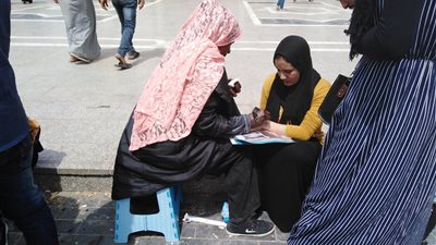فيديو|«رسم الحناء».. مصدر رزق السودانيات بالسيد البدوى في شم النسيم 