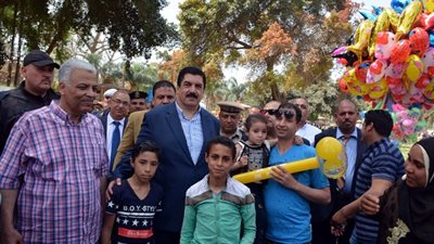 صور| محافظ القليوبية يلتقط الصور التذكارية مع المواطنين احتفالًا بـ «شم النسيم»