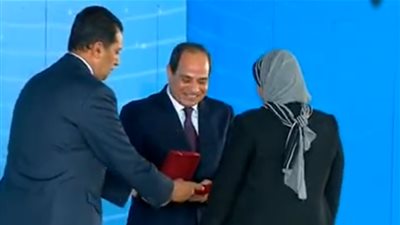 السيسي يمنح وسام الطبقة الأولى لرئيس نقابة البترول السابق