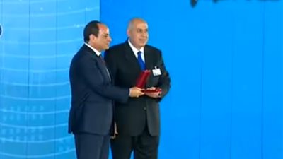 الرئيس السيسي يمنح وسام العمل من الطبقة الأولى لاسم عبد المنعم الغزالي