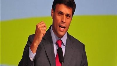 بعد انقلاب فنزويلا..ما هو مصير زعيم المعارضة ليوبولدو لوبيز