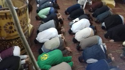 صور| توافد الإسكندرانية على المساجد لأداء صلاة الجمعة