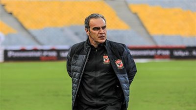 «لاسارتي» يلقى محاضرة أخيرة للاعبي الأهلي قبل مباراة النجوم 