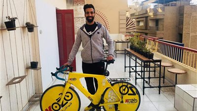 «أحنا بتوع القصب».. «أحمد» يجوب شوارع طنطا بدراجة «قصب تيك اواي»