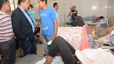 نائب رئيس جامعة أسيوط يطمئن على طالب سقط من رصيف المحطة