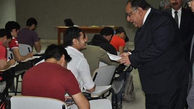 بالصور.. رئيس جامعة حلوان يتابع سير امتحانات الفصل الدراسي الثاني 