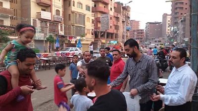 صور| أهالي المحلة يتسابقون على إفطار صائم في رمضان 2019 