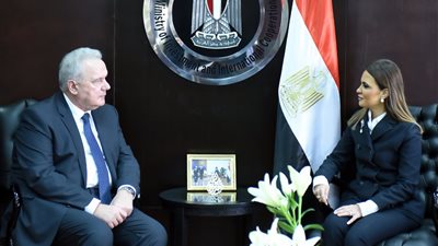 مفوض الاتحاد الأوروبي يشيد بخطوات مصر نحو الإصلاحات الاقتصادية