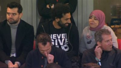 شاهد محمد صلاح وزوجته في مدرجات ملعب أنفيلد لمساندة ليفربول