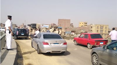 تكدس مروري على دائري المعادي بسبب انقلاب سيارة نقل