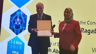 فوز رئيس قسم الباطنة بطب الأزهر بأفضل محاضر في مؤتمر أمراض المناعة والروماتيزم 