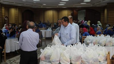 جامعة كفر الشيخ توزع سلع رمضانية على العاملين الأكثر احتياجا 