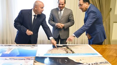 صور| تفاصيل لقاء الرئيس السيسي مع وزير النقل