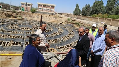 محافظ قنا يتفقد مشروع التوسع الثاني لمحطة معالجة الصرف الصحي