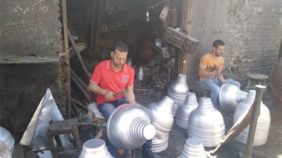 يوميات صائم في رمضان.. كيف يقضي عامل النحاس يومه في الشهر الكريم؟